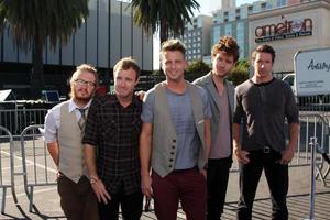 los angeles, 14 de agosto - one republic chegando aos prêmios vh1 de 2011 fazer algo no hollywood palladium em 14 de agosto de 2011 em los angeles, ca foto