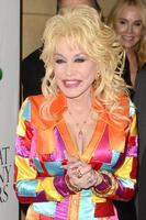 los angeles, 4 de dezembro - dolly parton no casaco dolly parton s de muitas cores no teatro egípcio em 4 de dezembro de 2015 em los angeles, ca foto