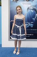 los angeles, 17 de setembro - cozi zuehlsdorff chega na estréia mundial do conto de golfinhos do Warner Bros no regency village theatre em 17 de setembro de 2011 em westwood, ca foto