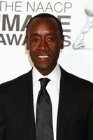 los angeles, 1 de fevereiro - don cheadle chega ao 44º naacp image awards no shrine auditium em 1 de fevereiro de 2013 em los angeles, ca foto