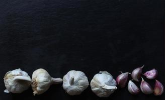 cabeças de alho e cravos foto