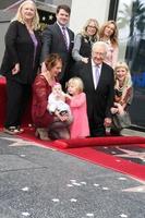 los angeles, 11 de dezembro - don mischer, família no don mischer star na calçada da fama de hollywood no hollywood boulevard em 11 de dezembro de 2014 em los angeles, ca foto