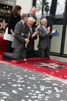 los angeles, 11 de dezembro - don mischer, oficiais da câmara, vereadores na estrela de don mischer na calçada da fama de hollywood no hollywood boulevard em 11 de dezembro de 2014 em los angeles, ca foto