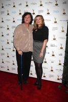 los angeles, 20 de setembro - ponto marie jones, bridgett casten na recepção dos indicados ao emmys performers no pacific design center em 20 de setembro de 2013 em west hollywood, ca foto