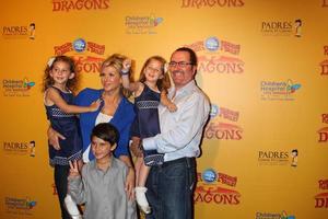 los angeles, 12 de julho - alexis bellino, jim bellino e família chegam aos dragões apresentados por ringling bros e barnum e bailey circus no grampos center em 12 de julho de 2012 em los angeles, ca foto