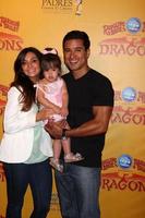 los angeles, 12 de julho - courtney mazza, mario lopez e sua filha chegam aos dragões apresentados por ringling bros e barnum e bailey circus no grampos center em 12 de julho de 2012 em los angeles, ca foto