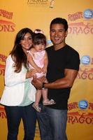 los angeles, 12 de julho - courtney mazza, mario lopez e sua filha chegam aos dragões apresentados por ringling bros e barnum e bailey circus no grampos center em 12 de julho de 2012 em los angeles, ca foto