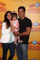 los angeles, 12 de julho - courtney mazza, mario lopez e sua filha chegam aos dragões apresentados por ringling bros e barnum e bailey circus no grampos center em 12 de julho de 2012 em los angeles, ca foto