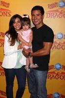 los angeles, 12 de julho - courtney mazza, mario lopez e sua filha chegam aos dragões apresentados por ringling bros e barnum e bailey circus no grampos center em 12 de julho de 2012 em los angeles, ca foto