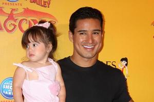 los angeles, 12 de julho - mario lopez e filha chegam ao dragons apresentados por ringling bros e barnum e bailey circus no grampos center em 12 de julho de 2012 em los angeles, ca foto