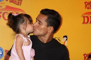 los angeles, 12 de julho - mario lopez e filha chegam ao dragons apresentados por ringling bros e barnum e bailey circus no grampos center em 12 de julho de 2012 em los angeles, ca foto