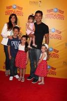 los angeles, jul 12 - courtney mazza, mario lopez e filha em seus braços, e seus sobrinhos chegam aos dragões apresentados por ringling bros e barnum e bailey circus no grampos center em 12 de julho de 2012 em los angeles, ca foto