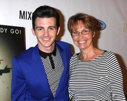 los angeles, 17 de abril - drake bell, mãe robin dodson na festa de lançamento do álbum do drake bell para pronto, definido, vá na mixologia em 17 de abril de 2014 em los angeles, ca foto