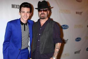 los angeles, 17 de abril - drake bell, dave stewart na festa de lançamento do álbum de drake bell para pronto, definido, vá na mixology em 17 de abril de 2014 em los angeles, ca foto