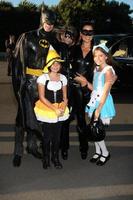 los angeles, 30 de outubro - david charvet, brooke burke, crianças chegam ao 17º sonho anual halloween beneficiando caaf no barker hanger em 30 de outubro de 2010 em santa monica, ca foto