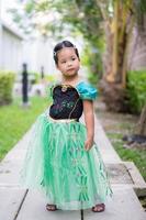 retrato de uma menina bonitinha em um vestido de princesa foto