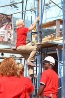 los angeles, 25 de outubro - emily bergl no habitat for humanity construído pela casa de mentiras e sem vergonha da showtime na magnolia blvd em 25 de outubro de 2014 em lynwood, ca foto