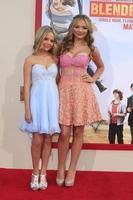 los angeles, 21 de maio - emily alyn lind, natalie alyn lind no blended premiere no tcl chinese theatre em 21 de maio de 2014 em los angeles, ca foto