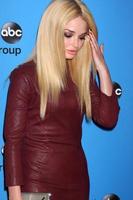 los angeles, 4 de agosto - emma rigby chega à festa abc summer 2013 tca no beverly hilton hotel em 4 de agosto de 2013 em beverly hills, ca foto