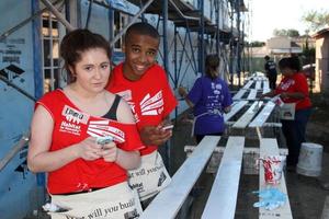 los angeles, 25 de outubro - emma kenney, donis leonard jr no habitat for humanity build by showtime s house of lies and shameless at magnolia blvd em 25 de outubro de 2014 em lynwood, ca foto