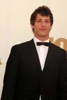 los angeles, 18 de setembro - andy samberg chegando ao 63º primetime emmy awards no nokia theater em 18 de setembro de 2011 em los angeles, ca foto