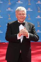 los angeles, 29 de agosto - robert morse chega aos prêmios emmy 2010 no nokia theater no la live em 29 de agosto de 2010 em los angeles, ca foto