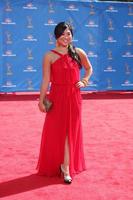 los angeles, 29 de agosto - jenna ushkowitz chega aos prêmios emmy 2010 no nokia theater no la live em 29 de agosto de 2010 em los angeles, ca foto