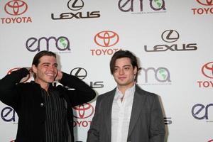 los angeles, 15 de outubro - matthew lawrence, andrew lawrence chegando aos prêmios de mídia ambiental de 2011 no estúdio Warner Brothers em 15 de outubro de 2011 em beverly hills, ca foto