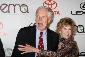 los angeles, 16 de outubro - ted turner, jane fonda chega aos prêmios de mídia ambiental de 2010 nos estúdios Warner Brothers em 16 de outubro de 2010 em burbank, ca foto