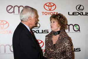 los angeles, 16 de outubro - ted turner, jane fonda chega aos prêmios de mídia ambiental de 2010 nos estúdios Warner Brothers em 16 de outubro de 2010 em burbank, ca foto