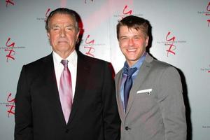 los angeles, 25 de março - eric braeden, david tom no bolo de aniversário de 41 anos jovem e inquieto na cbs television city em 25 de março de 2014 em los angeles, ca foto