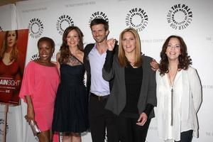 los angeles, 14 de abril - tangy ambrose, rachel boston, frederick weller, lesley ann warren e mary mccormack chegam à celebração da temporada final do USA network s à vista no paley center for media em 14 de abril de 2012 em beverly hills , ca foto