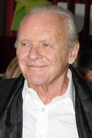 los angeles, 12 de novembro - anthony hopkins chega na estreia mundial dos muppets no teatro el capitan em 12 de novembro de 2011 em los angeles, ca foto