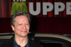 los angeles, 12 de novembro - chirs cooper chega na estréia mundial dos muppets no teatro el capitan em 12 de novembro de 2011 em los angeles, ca foto