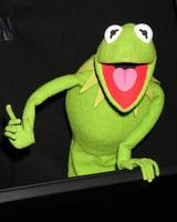 los angeles, 12 de novembro - kermit the frog chega na estréia mundial dos muppets no teatro el capitan em 12 de novembro de 2011 em los angeles, ca foto