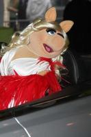 los angeles, 12 de novembro - miss piggy chega na estreia mundial dos muppets no teatro el capitan em 12 de novembro de 2011 em los angeles, ca foto