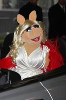 los angeles, 12 de novembro - miss piggy chega na estreia mundial dos muppets no teatro el capitan em 12 de novembro de 2011 em los angeles, ca foto