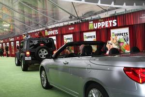 los angeles, 12 de novembro - miss piggy chega na estreia mundial dos muppets no teatro el capitan em 12 de novembro de 2011 em los angeles, ca foto