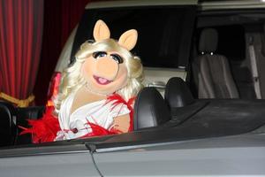 los angeles, 12 de novembro - miss piggy chega na estreia mundial dos muppets no teatro el capitan em 12 de novembro de 2011 em los angeles, ca foto