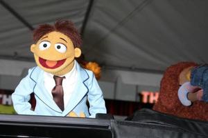 los angeles, 12 de novembro - atmosfera chega à estreia mundial dos muppets no teatro el capitan em 12 de novembro de 2011 em los angeles, ca foto