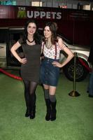 los angeles, 12 de novembro - vanessa marano, laura marano chega na estreia mundial dos muppets no teatro el capitan em 12 de novembro de 2011 em los angeles, ca foto