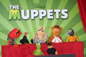 los angeles, 20 de março - muppets na cerimônia de estrelas da calçada da fama de hollywood para os muppets no teatro el capitan em 20 de março de 2012 em los angeles, ca foto