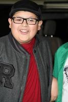 los angeles, 12 de novembro - rico rodriguez chega na estréia mundial dos muppets no teatro el capitan em 12 de novembro de 2011 em los angeles, ca foto