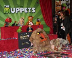 los angeles, 20 de março - muppets na cerimônia de estrelas da calçada da fama de hollywood para os muppets no teatro el capitan em 20 de março de 2012 em los angeles, ca foto