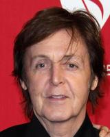 vlos angeles, 10 de fevereiro - paul mccartney chega à gala do musicares 2012 em homenagem a paul mccartney no centro de convenções la em 10 de fevereiro de 2012 em los angeles, ca foto