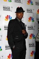 los angeles, 17 de fevereiro - ne-yo chega ao 43º naacp image awards no shrine auditium em 17 de fevereiro de 2012 em los angeles, ca foto