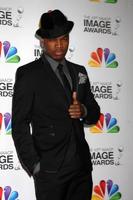 los angeles, 17 de fevereiro - ne-yo chega ao 43º naacp image awards no shrine auditium em 17 de fevereiro de 2012 em los angeles, ca foto