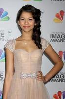 los angeles, 17 de fevereiro - zendaya coleman chega ao 43º naacp image awards no shrine auditium em 17 de fevereiro de 2012 em los angeles, ca foto