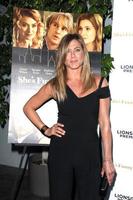 los angeles, 19 de agosto - jennifer aniston na estréia de ela é engraçada assim no tapete vermelho no teatro de ouro da harmonia em 19 de agosto de 2015 em los angeles, ca foto