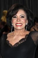 los angeles, 24 de fevereiro - shirley bassey chega ao 85th academy awards apresentando os oscars no dolby theatre em 24 de fevereiro de 2013 em los angeles, ca foto